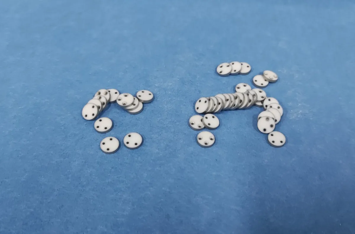 Disco de metalización de cerámica de alúmina con 3 orificios para paquete TO